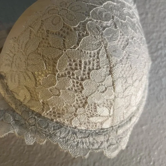 Marilyn Monroe Cream Lace Bra - Picture 2 of 5